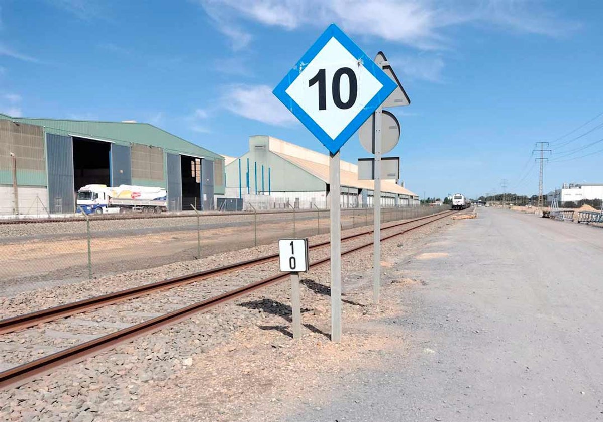 Tramo de vía férrea en el Puerto Exterior