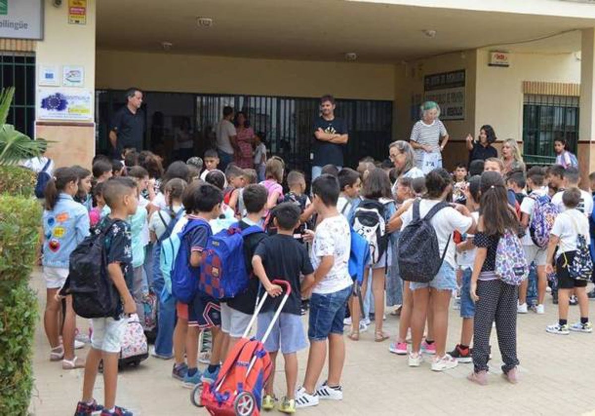 Foto de archivo de la entrada de un colegio en Huelva