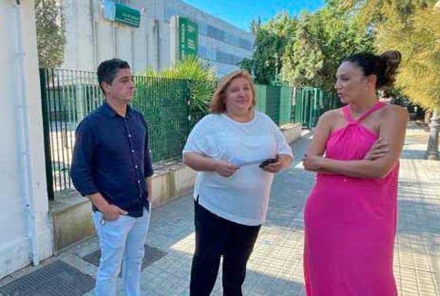 Pichardo, en el centro, junto a la sede del Gobierno andaluz en Huelva