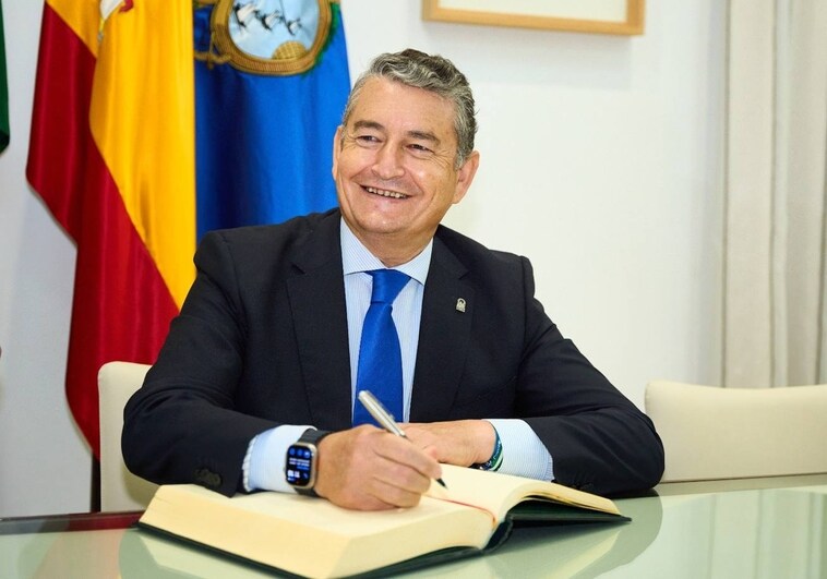 El consejero de Presidencia, Antonio Sanz, firma en el libro de honor de la Diputación de Huelva