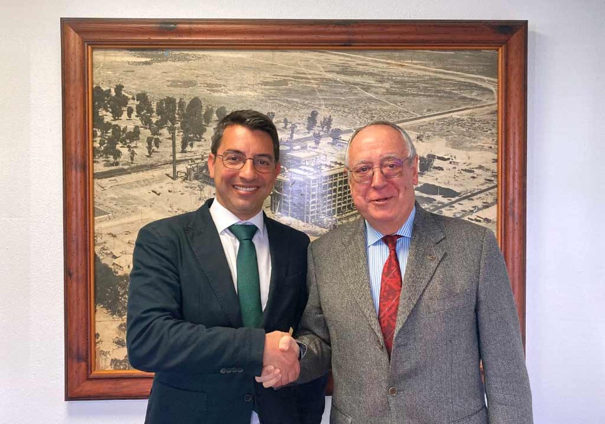 El director de Fertiberia Huelva, André Luis Negrao (izqda.), y el presidente de la Academia, Emilio Pascual