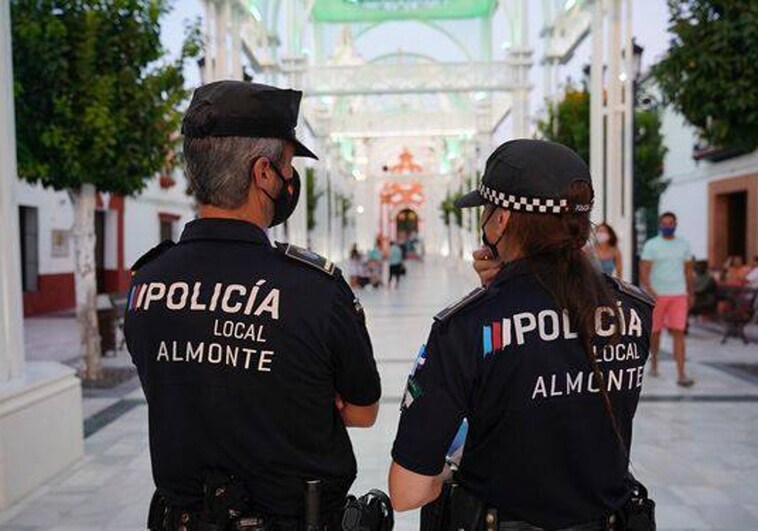 Foto de archivo de dos agentes de la Policía Local de Almonte