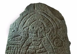 Hallan una tercera estela prehistórica decorada en la zona de Cañaveral de León que alberga un antiguo complejo funerario
