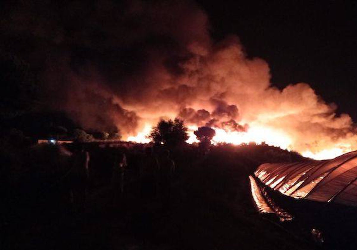 Imagen del incendio ocurrido este domingo en un asentamiento chabolista de Palos