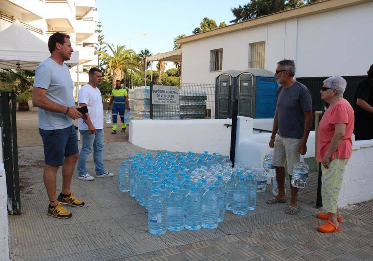 Reparto de agua embotellada en Nuevo Portil tras declararse la del grifo no apta para consumo humano