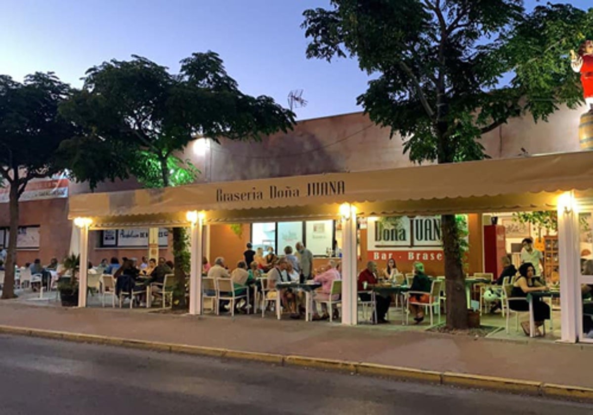 Terraza de la Brasería Doña Juana, en el Centro Comercial Punta Almenara