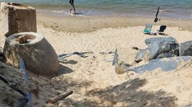 Buena parte de las bajadas a la playa en El Portil están impracticables