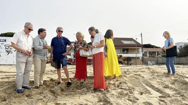 El alcalde de Punta Umbría, José Carlos Hernández Cansino, en una vista a la playa de El Portil