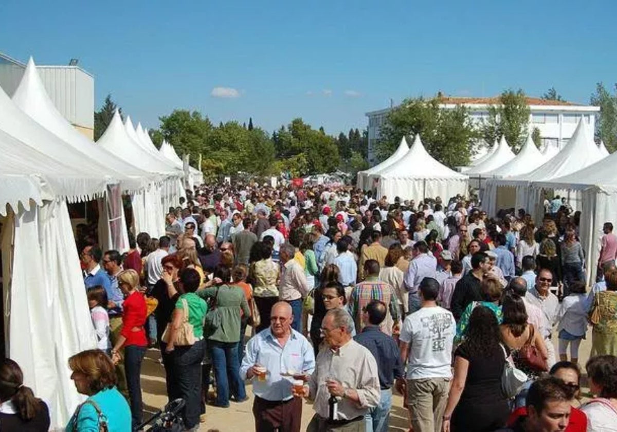 Visitantes en una anterior edición de la Feria del Jamón de Aracena