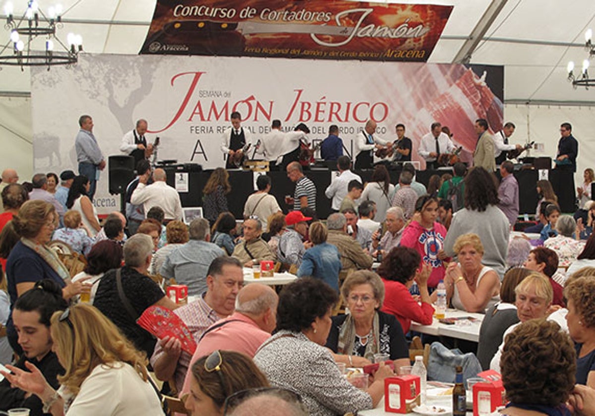 Ambiente en una edición anterior de la Feria del Jamón Ibérico de Aracena