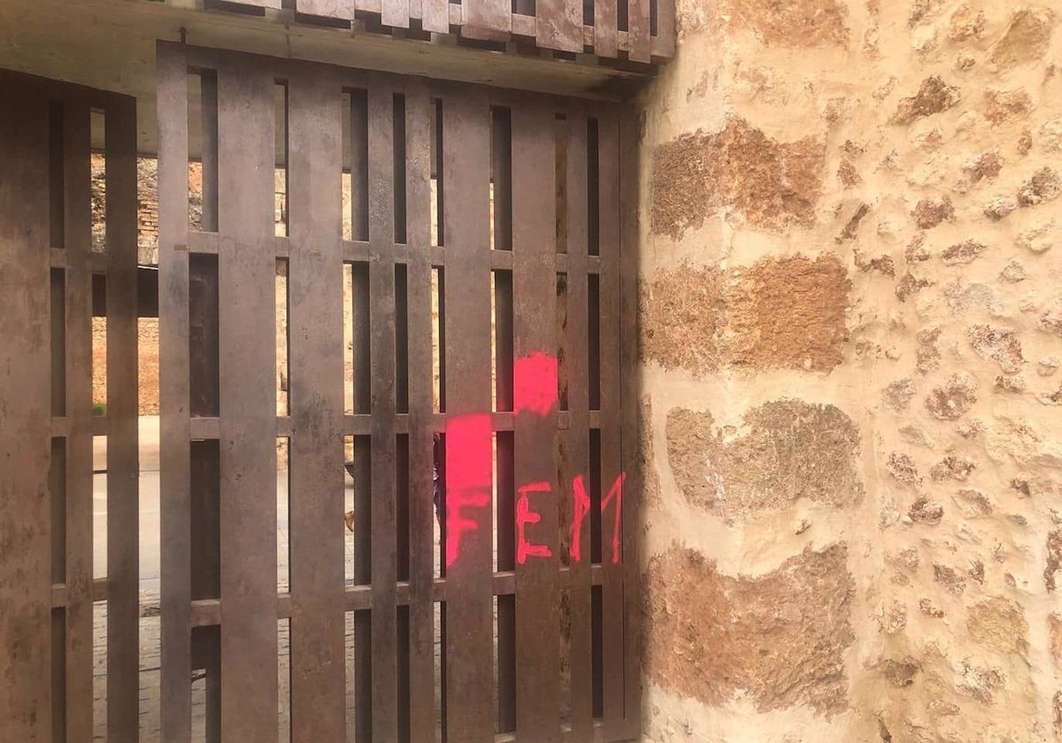 Pintura roja manchando una de las puertas del castillo de Niebla