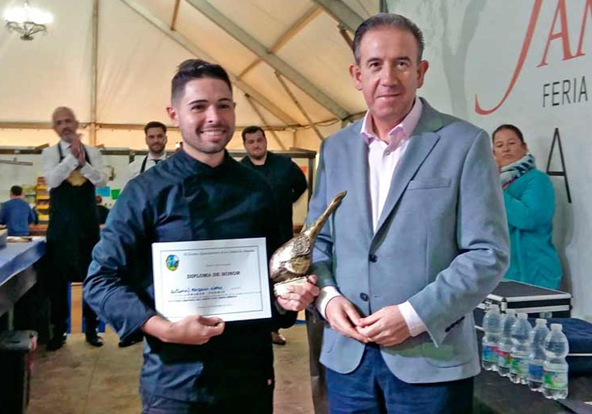 El ganador del concurso con el alcalde de Aracena