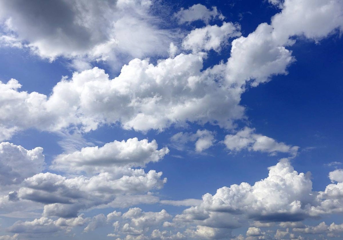 Nubes en un día soleado