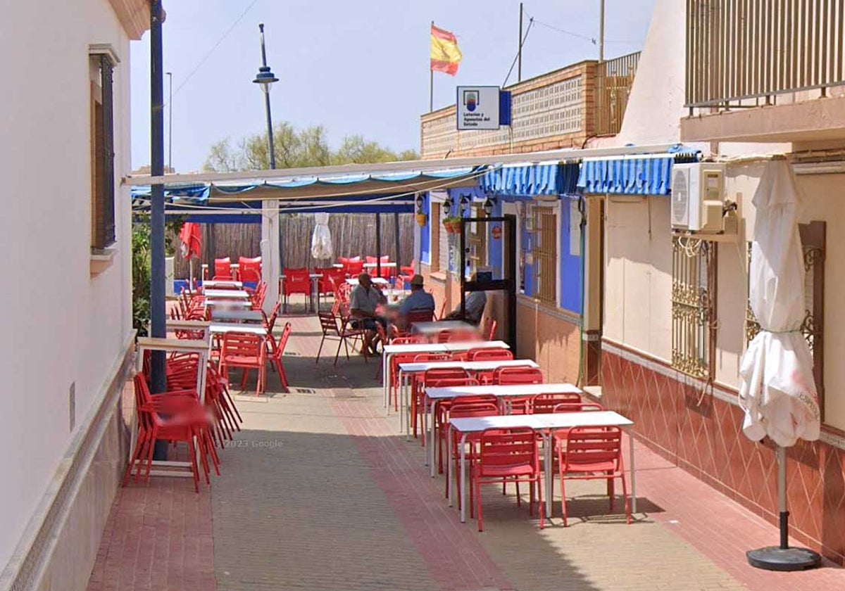 El despacho de loterías, ubicado en un bar de este núcleo costero