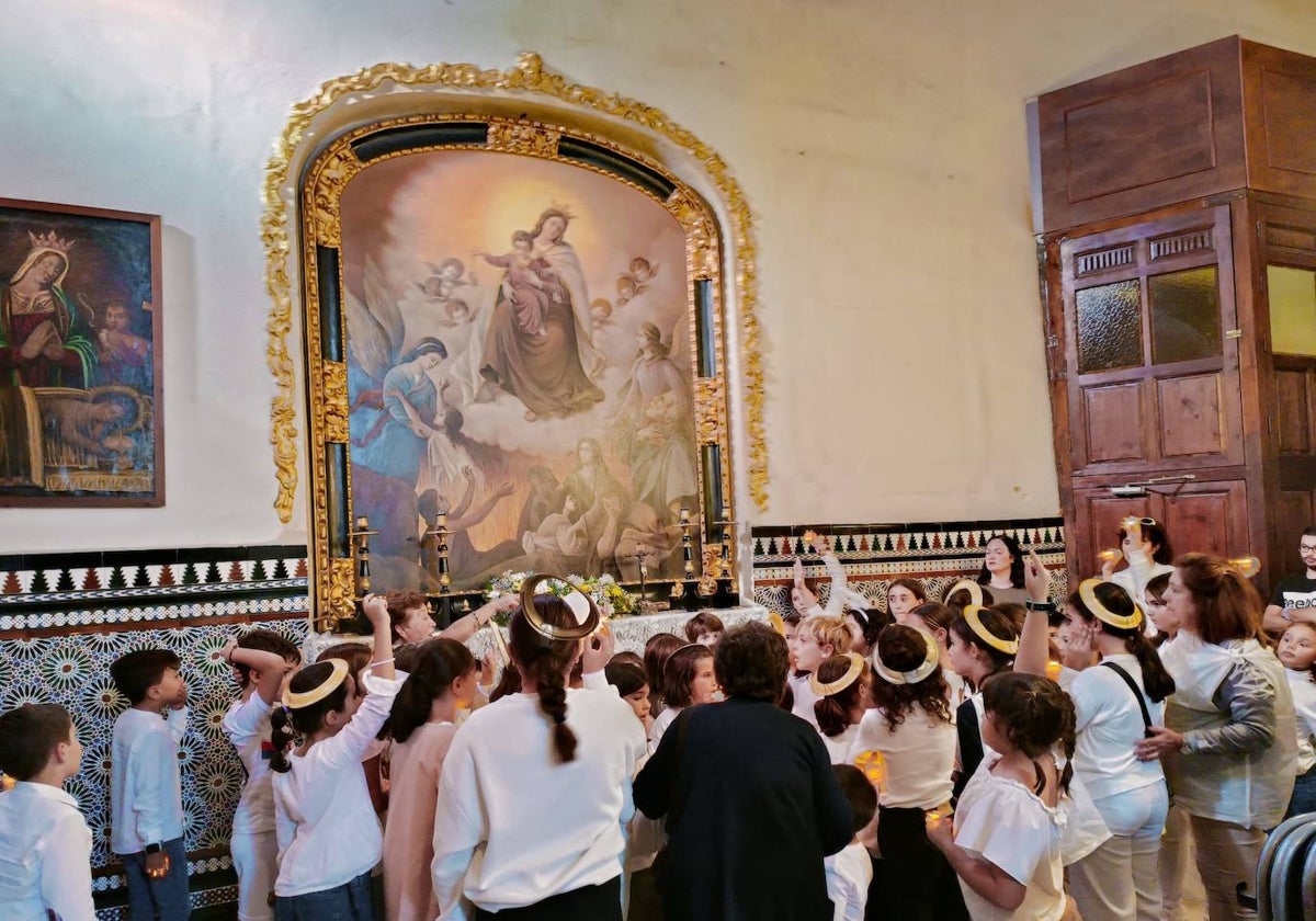 Niños celebrando Holywins en Beas