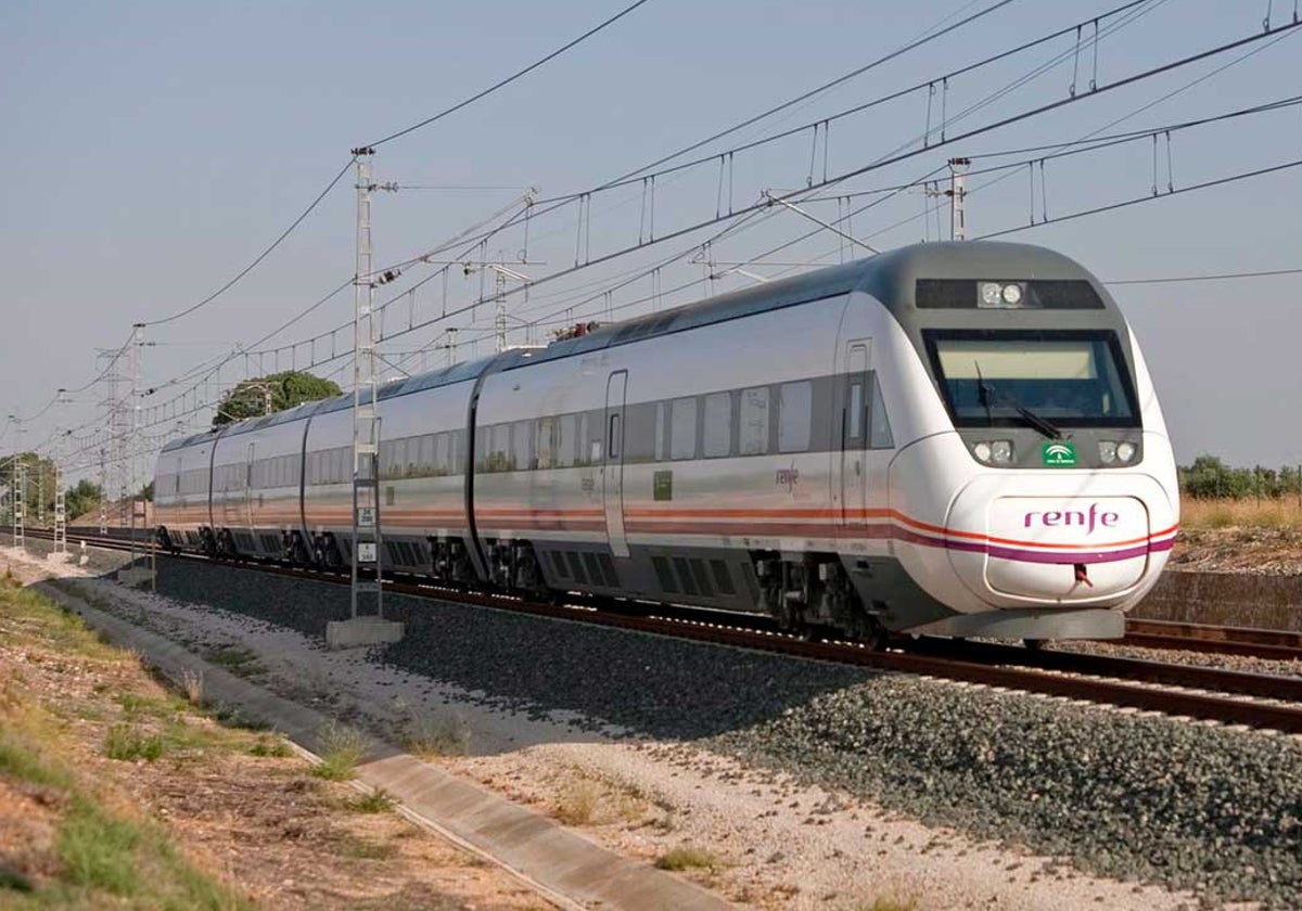 Un tren de la línea Huelva-Madrid