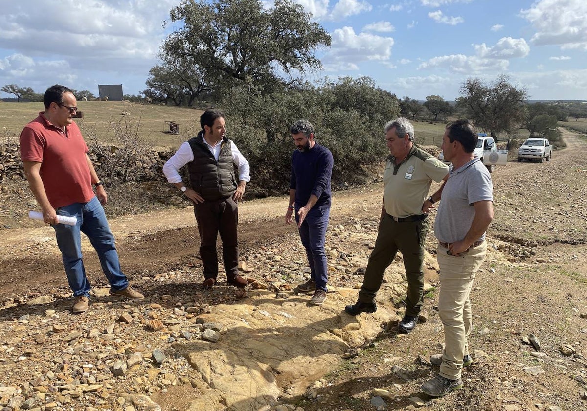 Pedro Yórquez visitando la zona junto a Francisco José Suero