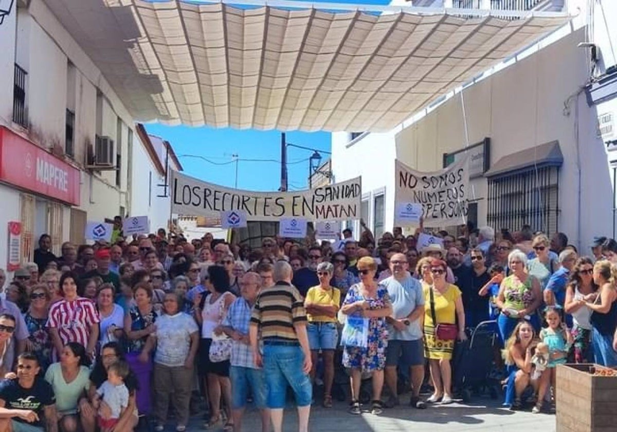 Vecinos de Santa Bárbara, en una concentración por la asistencia sanitaria 24 horas