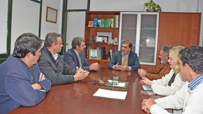 El alcalde de Punta Umbría reunido con miembros de la junta directiva de la asociación Major William Martin