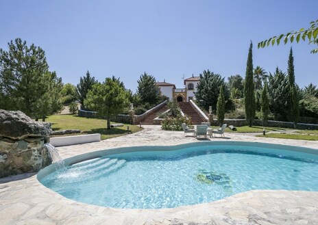 Imagen secundaria 1 - Así es el impresionante cortijo de Zufre que es la propiedad más cara a la venta en la provincia de Huelva