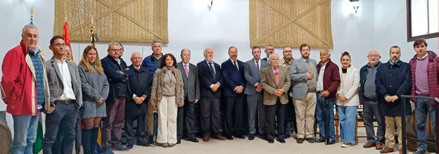 El homenajeado acompañado por miembros de la DOP