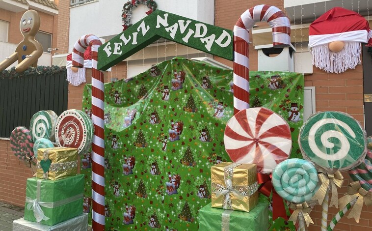 Imagen principal - Así es la calle Cumbre de los Milanos de Corrales que atrae a cientos de visitantes esta Navidad