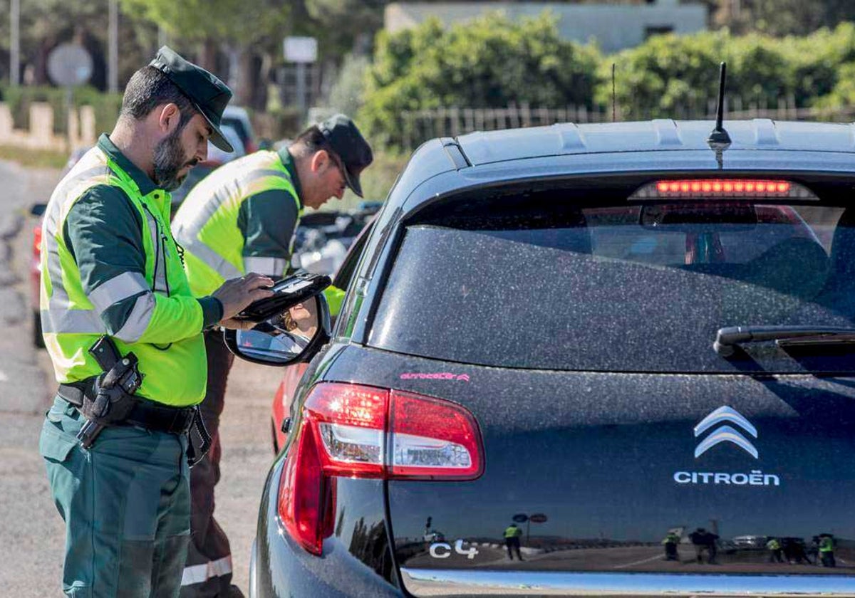 Agentes de la Guardia Civil en un control de tráfico