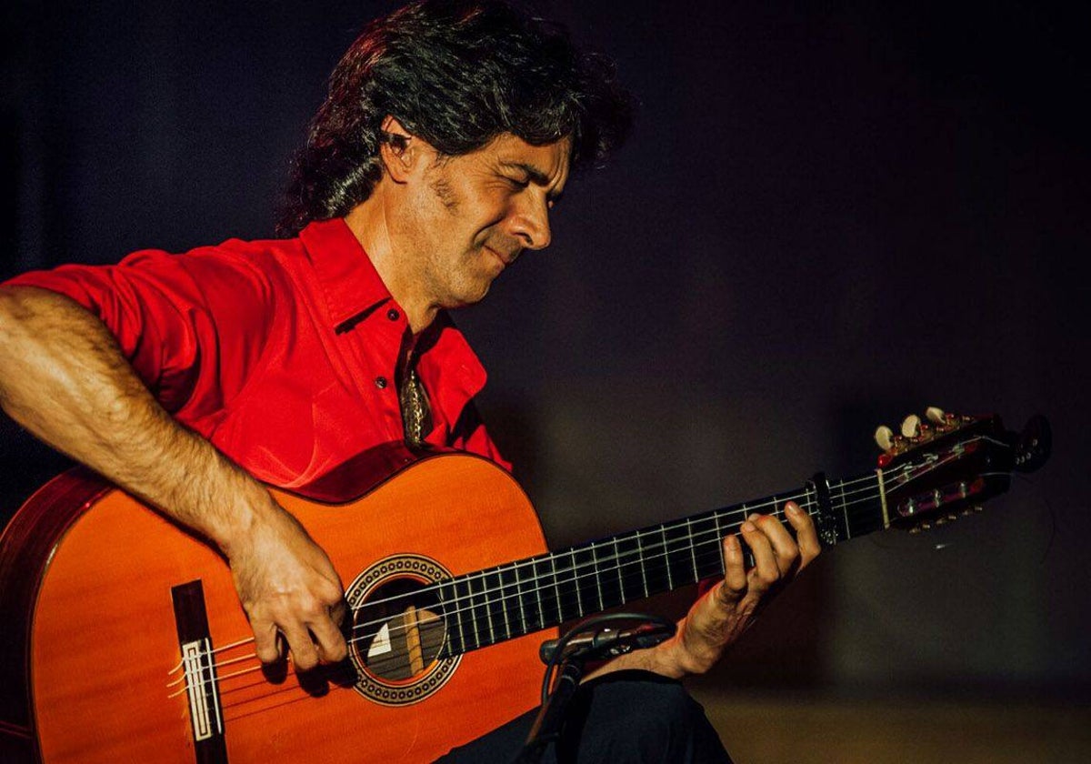 'Niño de Pura' lleva 50 años subido a los escenarios con su guitarra