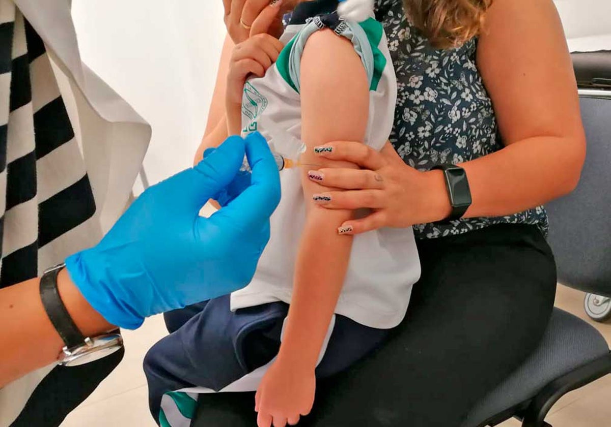 Una niña se vacuna en un centro de salud