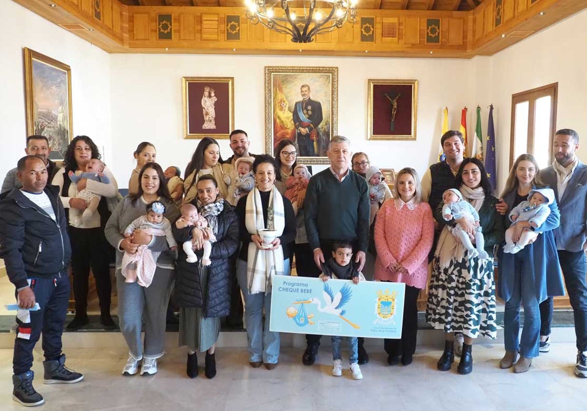 Entrega de la última remesa de 'cheques bebé' en el Ayuntamiento palermo