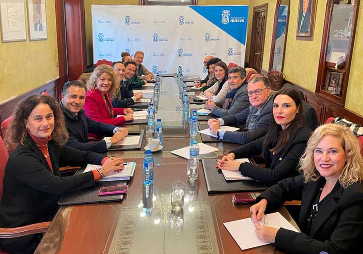 Los participantes en la reunión con la alcaldesa, Pilar Miranda, como anfitriona