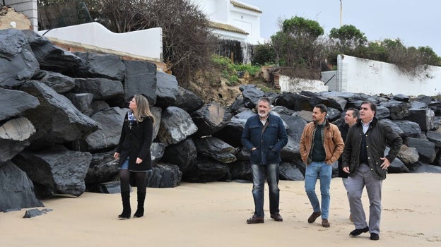 El alcalde de Punta Umbría y técnicos municipales ha comprobado este lunes los daños registrados en la playa