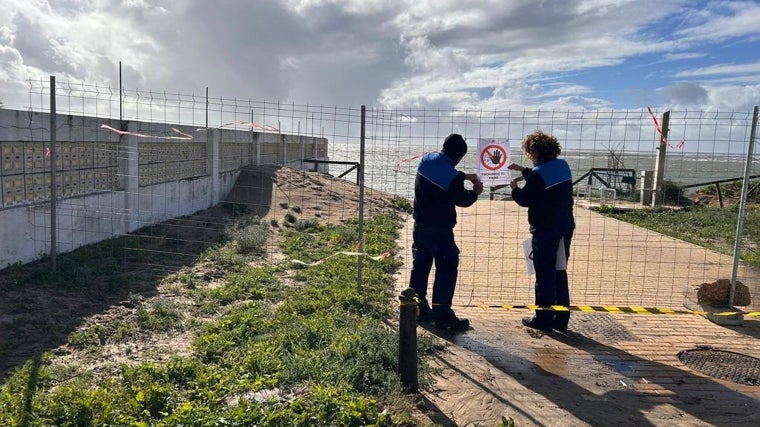 Operarios precintan uno de los accesos