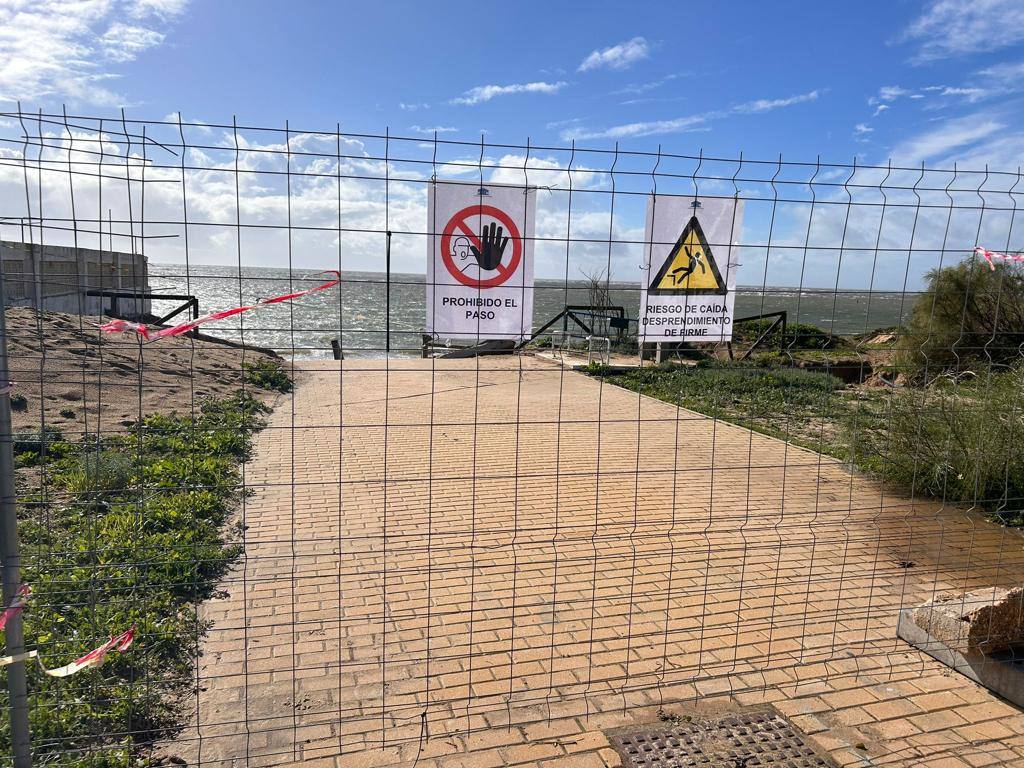 Este es el peligroso estado de los accesos a la playa de El Portil