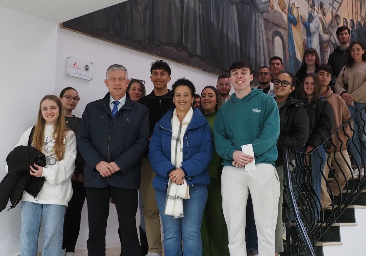 Jóvenes de Palos de la Frontera, recibiendo sus 'cheques carnés'