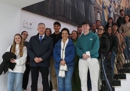 Un total de 19 jóvenes de Palos de la Frontera reciben el 'cheque carné'