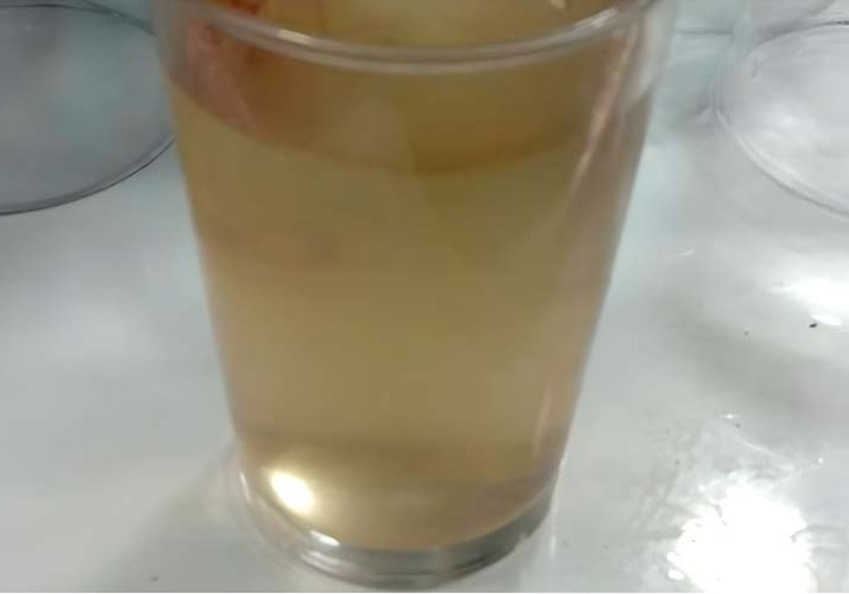 Un vaso con agua turbia