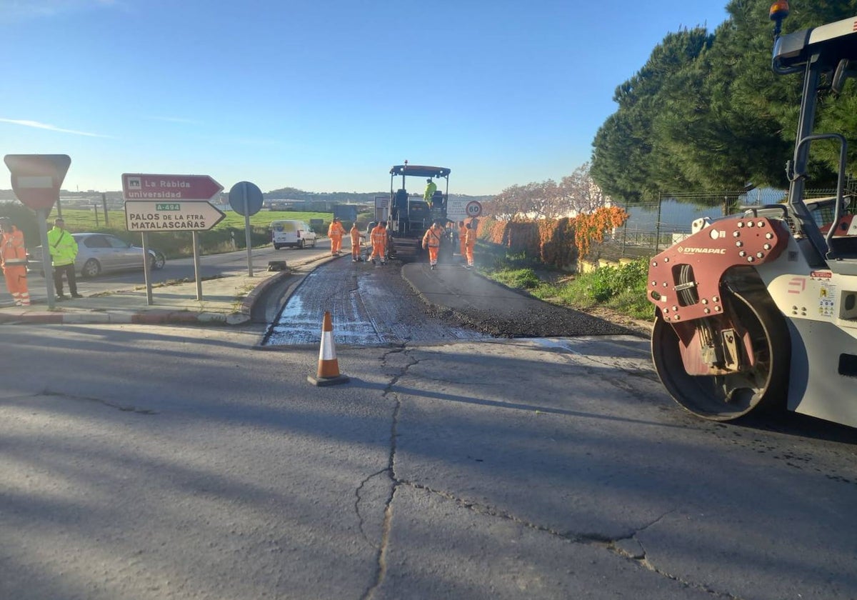 Los trabajos para el nuevo asfalto sonorreductor en la A-494 a su paso por Moguer