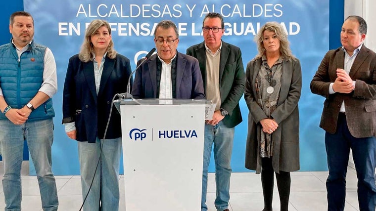 El presidente del Comité de Alcaldes del PP de Huelva, José María Pérez, lee el manifiesto