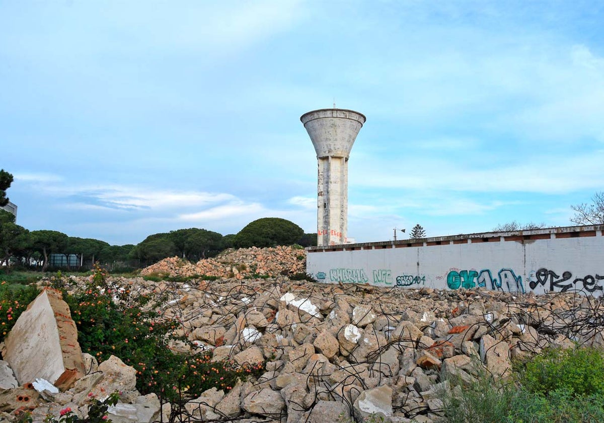 Escombrera resultante de la demolición de los antiguos depósitos de agua de la localidad