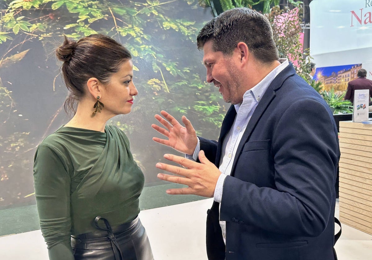 Marcos Toti conversando con la ministra Sira Rego