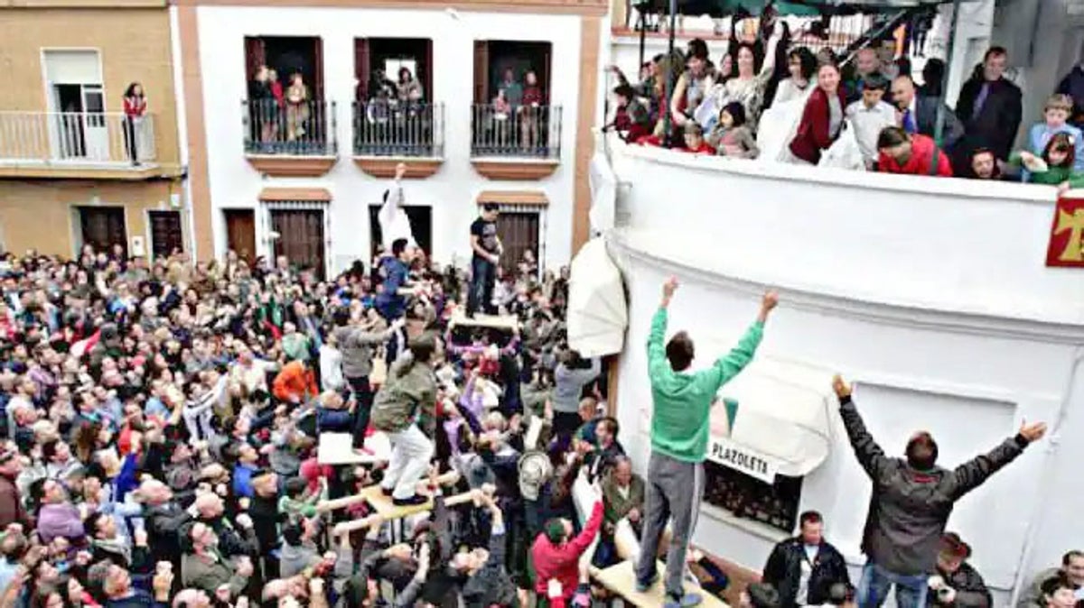 Una de las típicas 'tiradas' durante la procesión del patrón