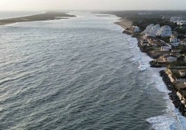 El Gobierno plantea realizar desde ya en la playa de El Portil aportes de arena bastante más «considerables» que los del año 2018