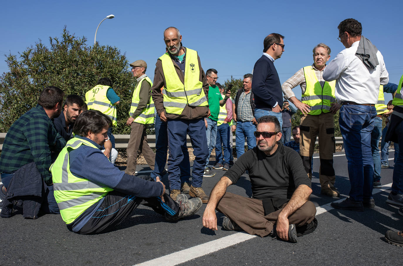 La tractorada de Huelva y el corte de la A-49, en imágenes