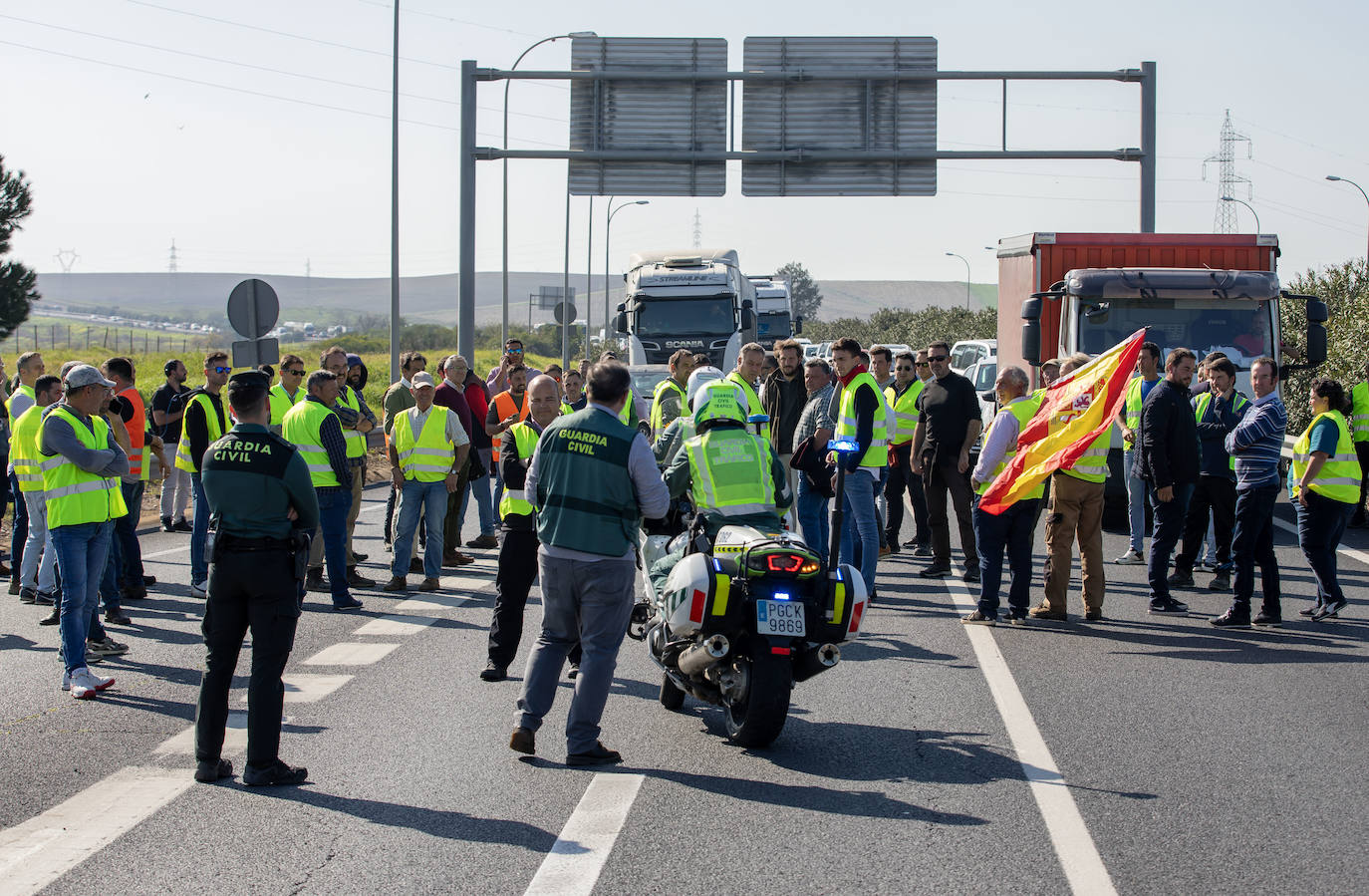 La tractorada de Huelva y el corte de la A-49, en imágenes