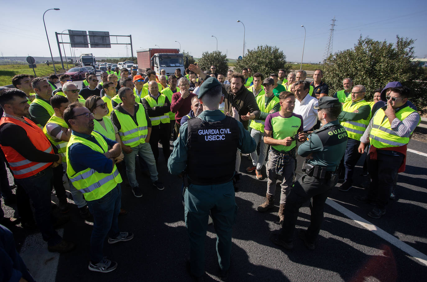 La tractorada de Huelva y el corte de la A-49, en imágenes