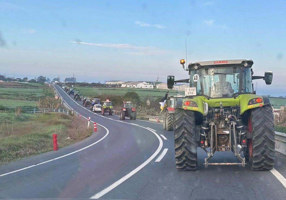 Tractorada por la antigua carretera nacional Sevilla-Huelva