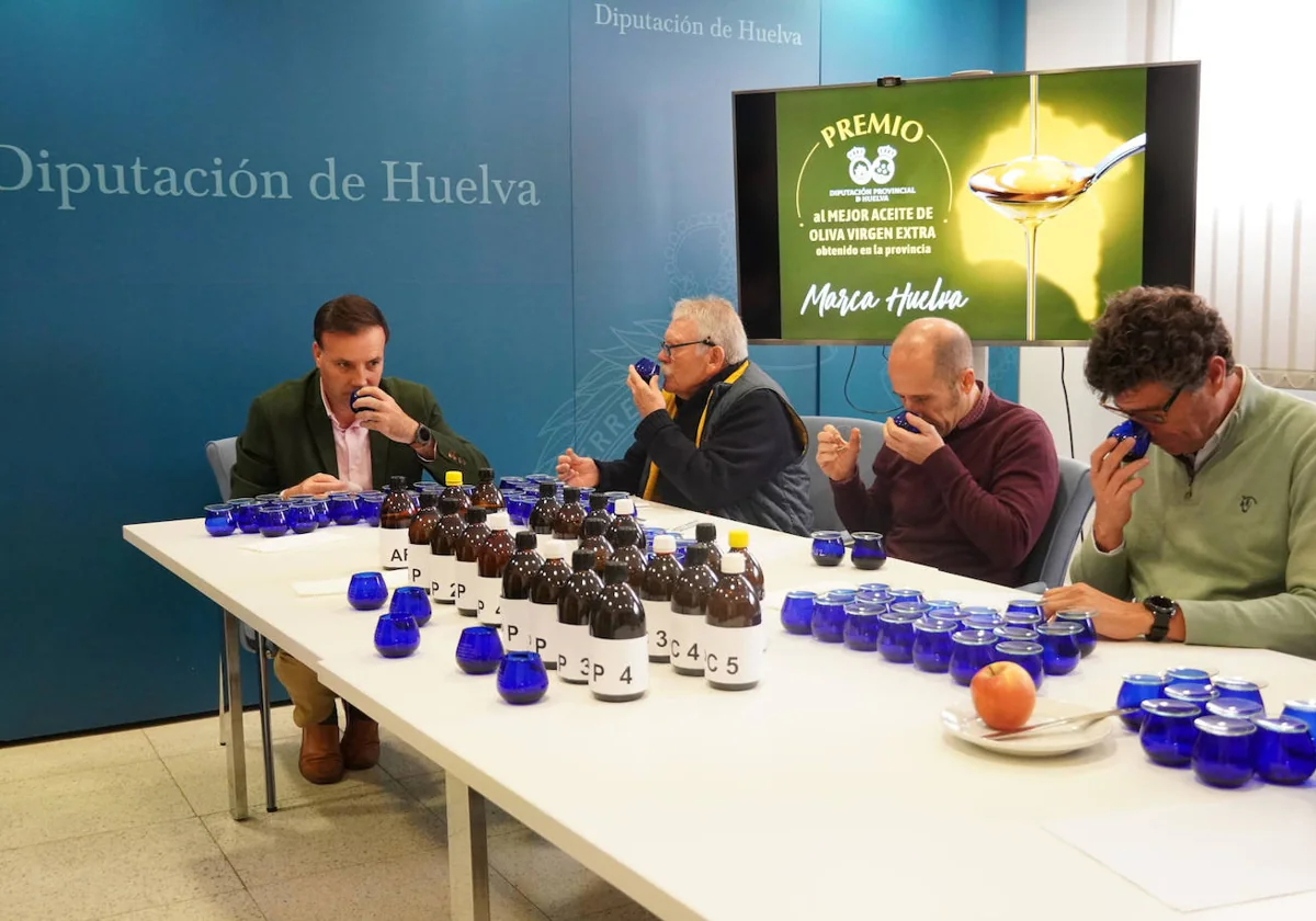 Los expertos catadores en el evento celebrado esta mañana en la Diputación de Huelva
