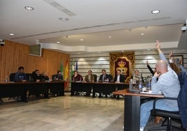 El alcalde de Punta Umbría explota porque la oposición vota  en contra de la venta de los terrenos de la ría en los que se iban a construir 150 viviendas