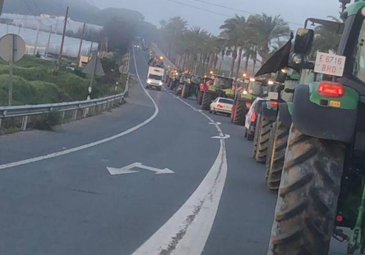 Tractorada en la carretera de Palos de la Frontera a La Rábida